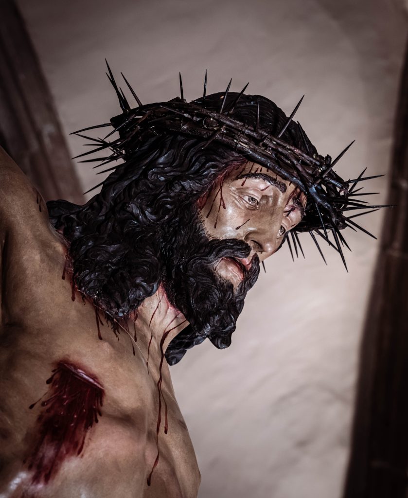 Imagen del Cristo de la Buena Muerte, capturada por Ikonox Marketing Digital, mostrando su solemnidad y devoción en la procesión del Martes Santo.