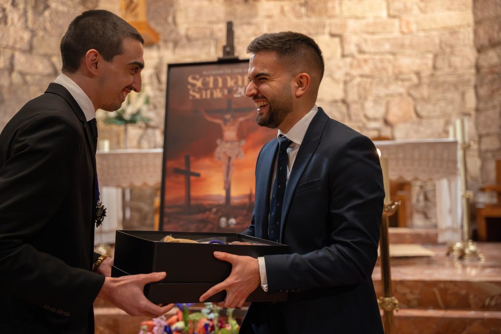 Ecuador Cortés con Gonzalo Meco (Hermano mayor de la Hermandad de la Buena Muerte) durante el evento de presentación del cartel de Semana Santa.
