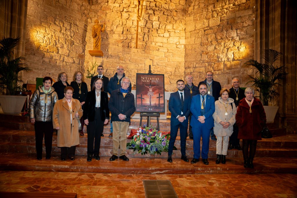 Presentación del cartel oficial de Semana Santa 2025 en Alcázar de San Juan con autoridades y miembros de hermandades