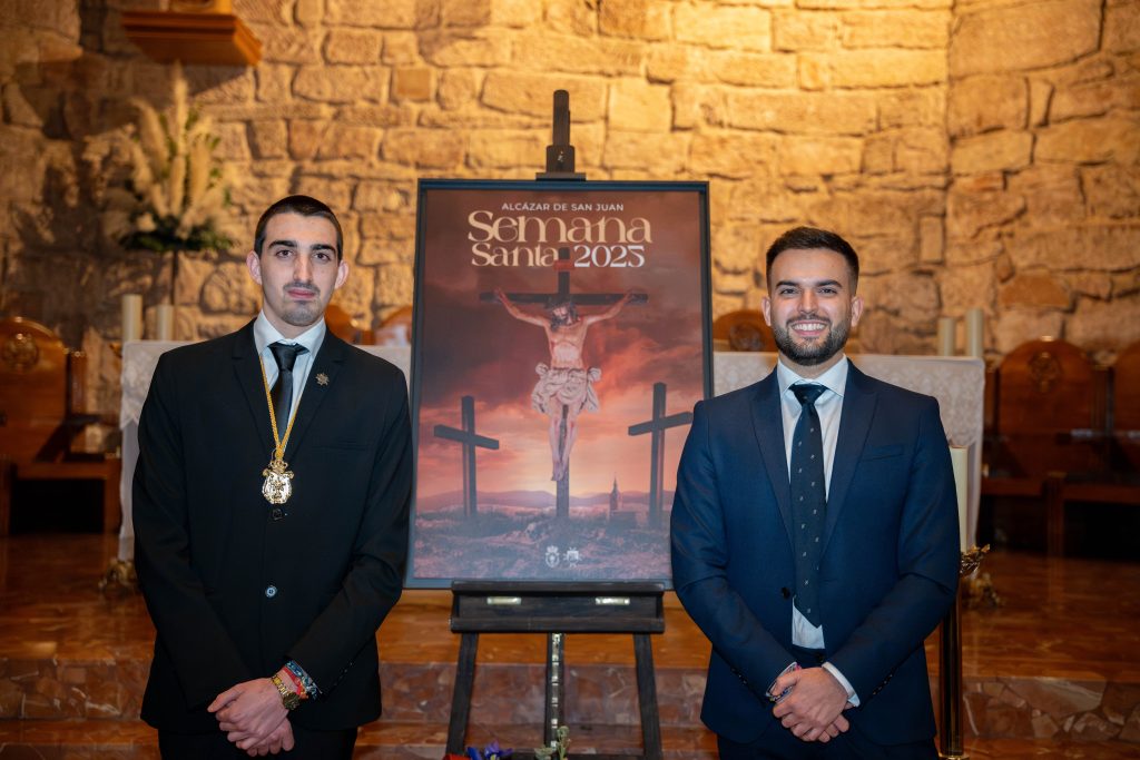 Ecuador Cortés con Gonzalo Meco (Hermano mayor de la Hermandad de la Buena Muerte) durante el evento de presentación del cartel de Semana Santa.