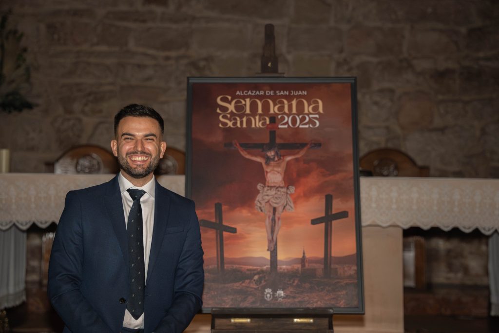 Ecuador CorEcuador Cortés Huertas, autor del cartel de Semana Santa en Alcázar de San Juan, posando junto a su obra. tés Huertas posando con el cartel de Semana Santa en Alcázar de San Juan.
