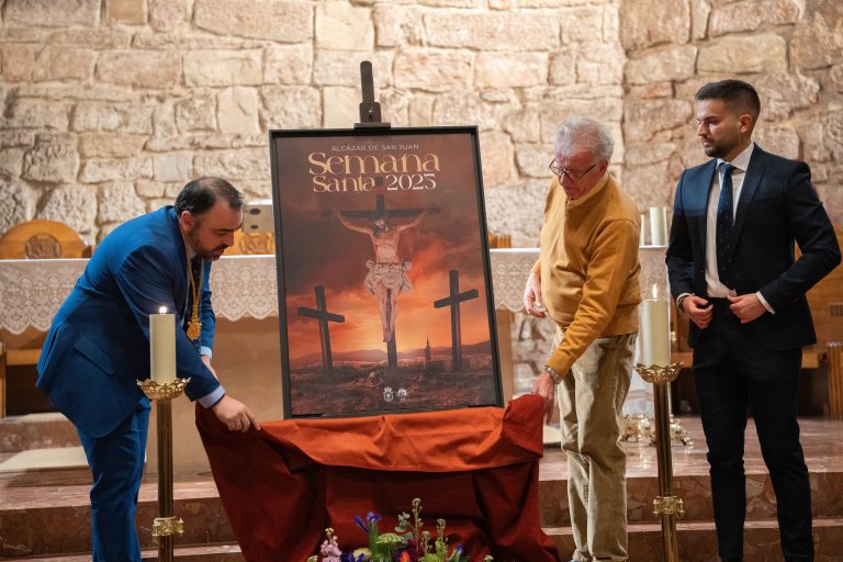 Fotografía de Ecuador Cortés Huertas presentando el cartel de Semana Santa en Alcázar de San Juan.