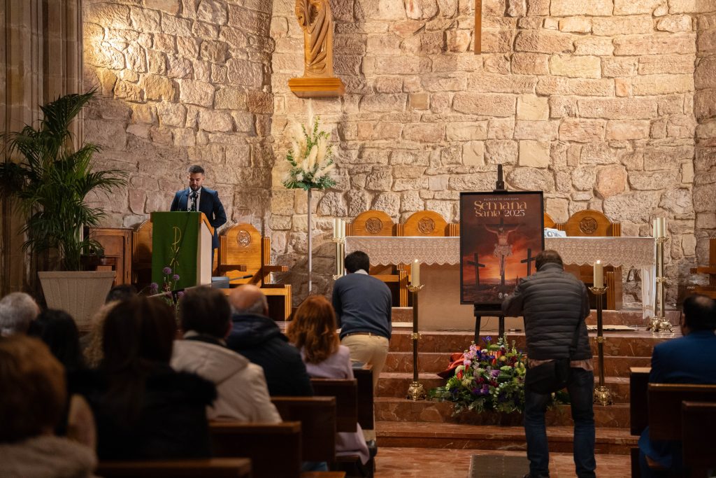 Ecuador Cortés Huertas durante la presentación del cartel de Semana Santa 2025 en Alcázar de San Juan.