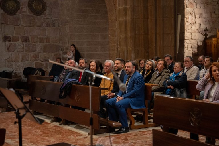 Fotos del evento de presentación del cartel de Semana Santa 2025 en Alcázar de San Juan.