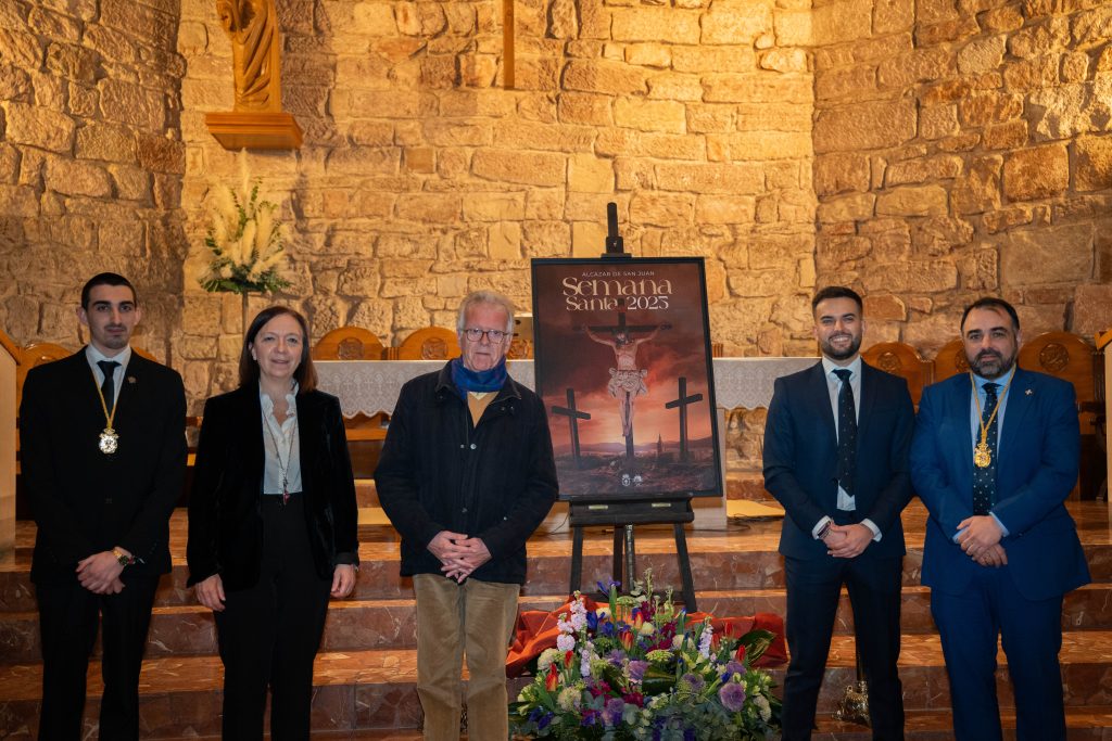 Autoridades y cofrades durante el acto de presentación del cartel de Semana Santa 2025 en Alcázar de San Juan