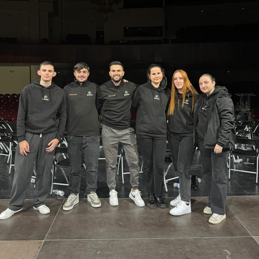 Equipo de Ikonox Marketing Digital y La Cruz de Guía, profesionales del diseño gráfico, fotografía y marketing digital.