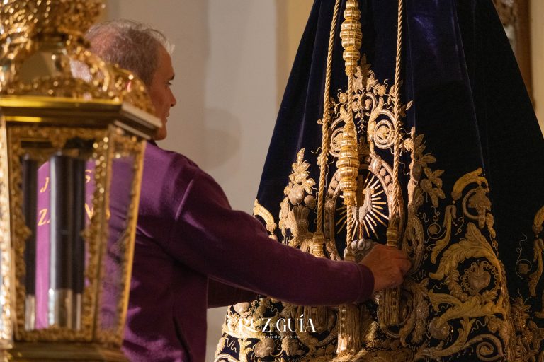 Primer plano de la túnica bordada de Nuestro Padre Jesús Nazareno mostrada durante la entrevista. Captura de La Cruz de Guía – Ikonox.