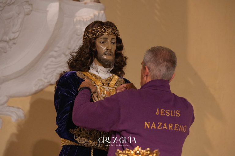 Momento distendido durante la entrevista al vestidor de Nuestro Padre Jesús Nazareno, dentro de los actos cofrades previos a Semana Santa. Imagen de La Cruz de Guía – Ikonox.