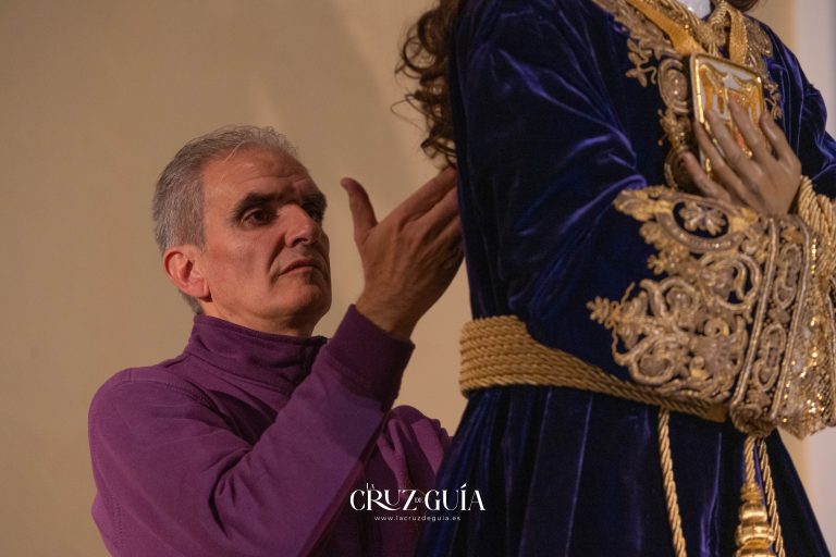Entrevista al vestidor con la imagen de Nuestro Padre Jesús Nazareno al fondo en Alcázar de San Juan. Producción de La Cruz de Guía – Ikonox.