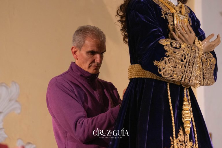 Vestidor de Nuestro Padre Jesús Nazareno durante la entrevista, compartiendo su experiencia y dedicación. Fotografía de La Cruz de Guía – Ikonox