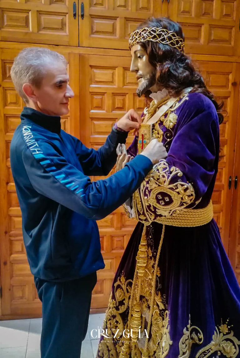 Entrevista al vestidor de Nuestro Padre Jesús Nazareno en Alcázar de San Juan, captada por La Cruz de Guía – Ikonox Marketing Digital.