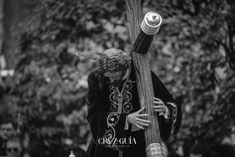 Nuestro Padre Jesús Nazareno de Ciudad Real cargando la cruz, en una imagen en blanco y negro capturada por Ikonox durante el Domingo de Pasión.