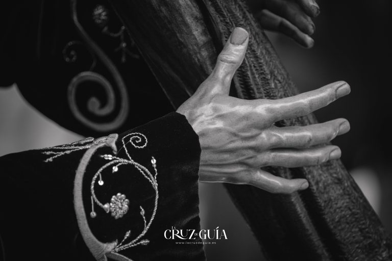 Detalle en blanco y negro de la mano de Nuestro Padre Jesús Nazareno de Ciudad Real, capturado por Ikonox durante el Domingo de Pasión.