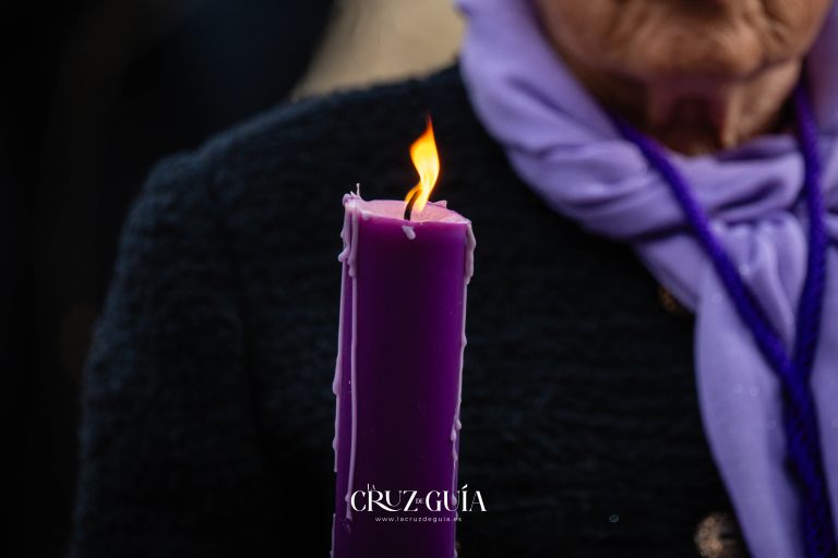 Primer plano de una vela morada, capturada por Ikonox Marketing Digital durante el Domingo de Pasión, iniciando las grabaciones de 2025.