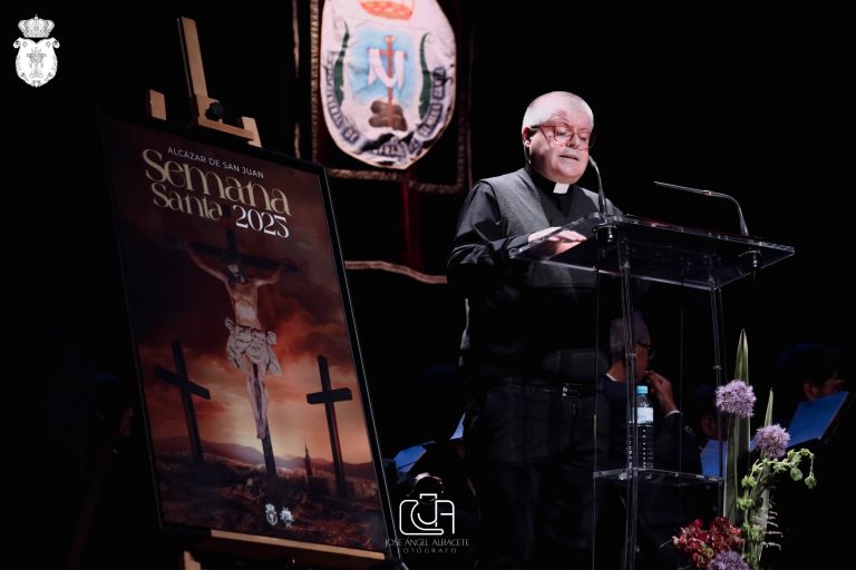 El párroco de Alcázar de San Juan interviene durante un acto cuaresmal, fotografía de Ikonox.