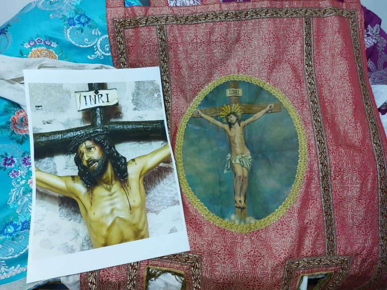 Estandarte restaurado de la Hermandad del Cristo de la Expiación.