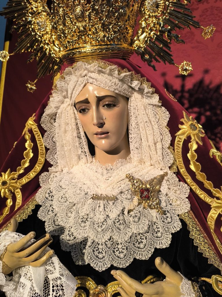 Primer plano de la imagen de Nuestra Señora de la Soledad de Alcázar de San Juan, fotografía realizada por Ikonox.