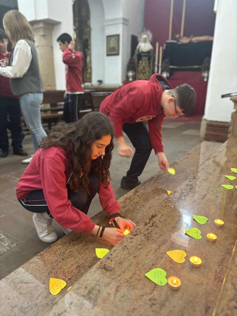 La Hermandad de la Salud visita colegios de Alcázar de San Juan para acercar la Semana Santa a los más jóvenes
