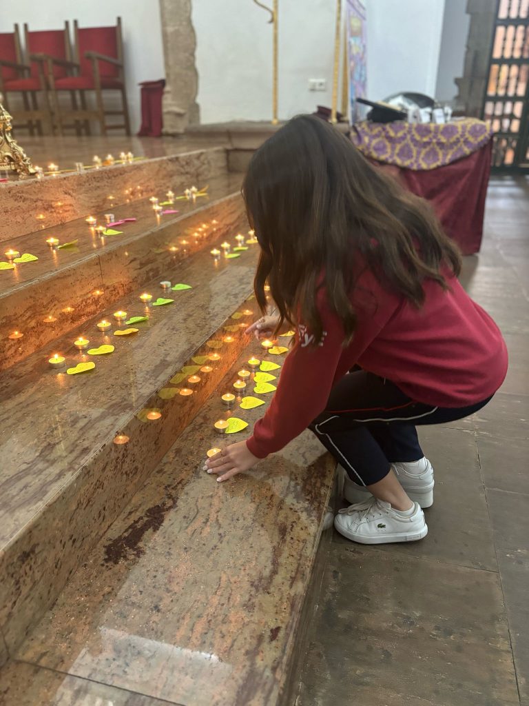 Niños de colegios de Alcázar de San Juan reciben la visita de la Hermandad de la Salud para conocer la Semana Santa