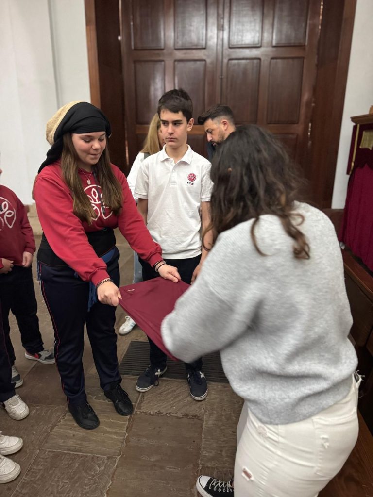 La Hermandad de la Salud acercando la Semana Santa a los colegios de Alcázar de San Juan, en una actividad educativa.