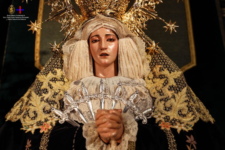 Primer plano de la imagen de María Santísima de los Dolores, venerada durante el triduo en la Iglesia de la Santísima Trinidad.