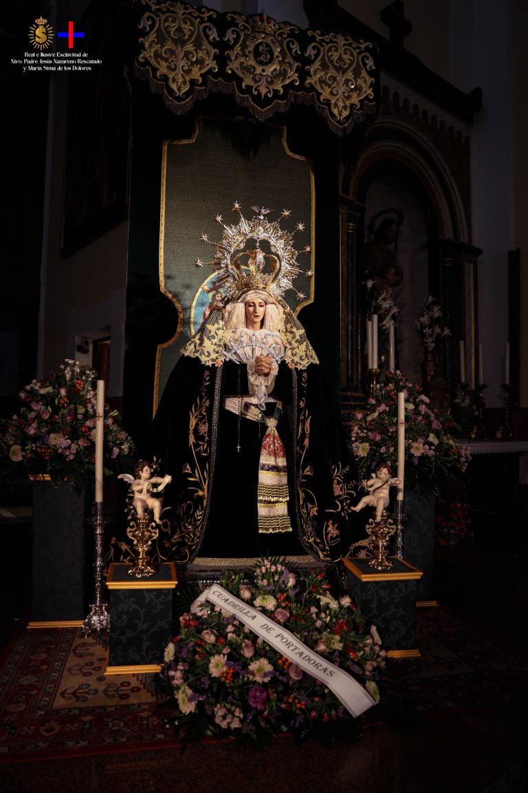 Vista amplia de María Santísima de los Dolores con su corona de flores, capturada por Ikonox durante el triduo en la Iglesia de la Santísima Trinidad.