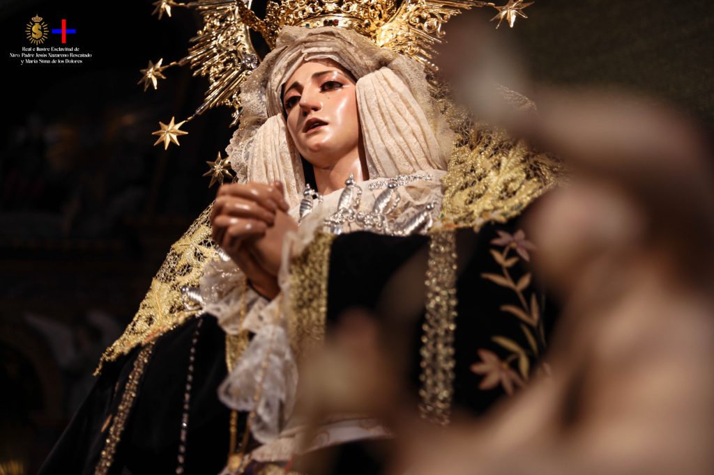 Primer plano de María Santísima de los Dolores, capturada de cerca por Ikonox durante el triduo en la Iglesia de la Santísima Trinidad.